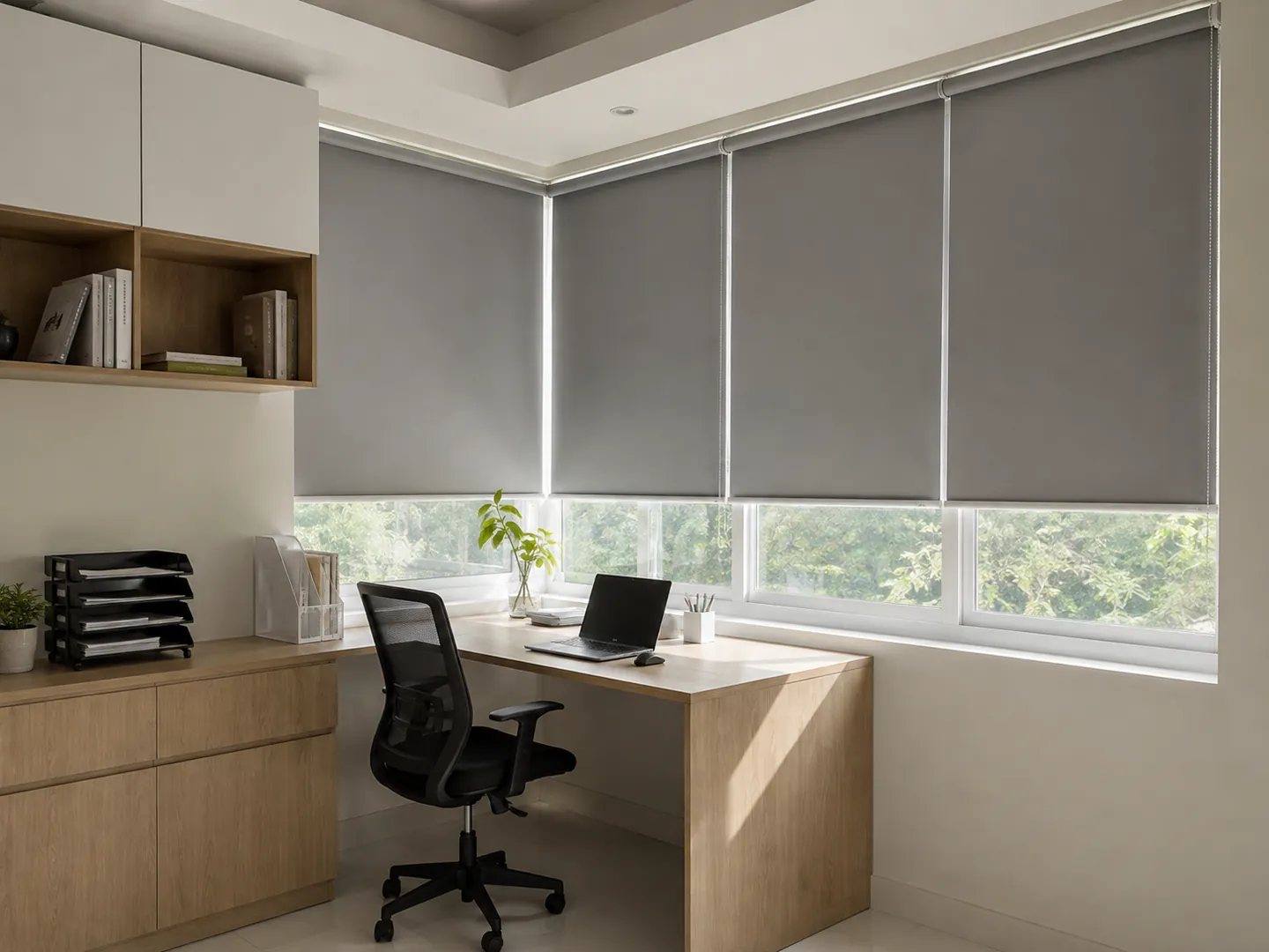 Roller blind abu-abu pada jendela sudut ruang kerja